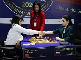 Вэньцзюнь обыграла Горячкину в 10-й партии и повела в счете в матче за шахматную корону. Фото: wwcm2020.fide.com