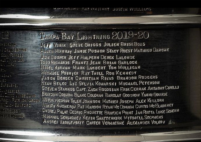 Имена игроков «Тампа-Бэй Лайтнинг» нанесли на Кубок Стэнли
