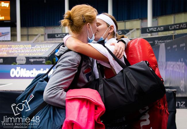 Бельгийская теннисистка поцеловала подругу после победы над Даяной Ястремской (Фото)