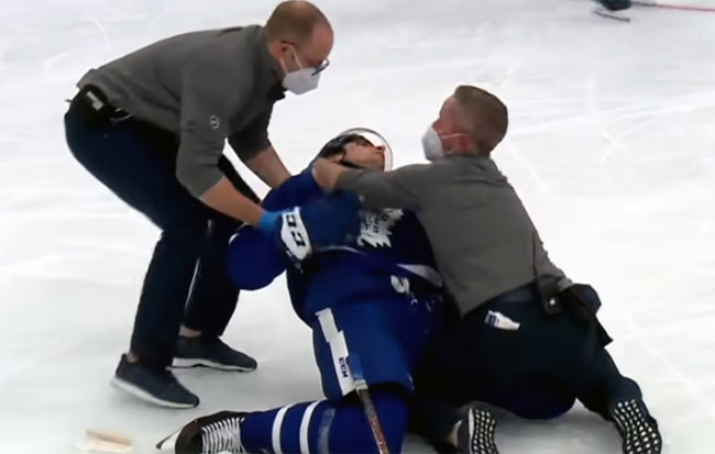 НХЛ. Джон Таварес получил ужасную травму коленом в лицо (+Видео)