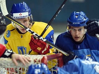 Украинцы по буллитам одолели Италию на ЧМ по хоккею U-20 в Киеве