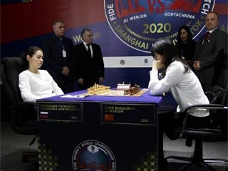 Горячкина обыграла Вэньцзюнь в 12-й партии и сравняла счет в матче за шахматную корону. Фото: wwcm2020.fide.com