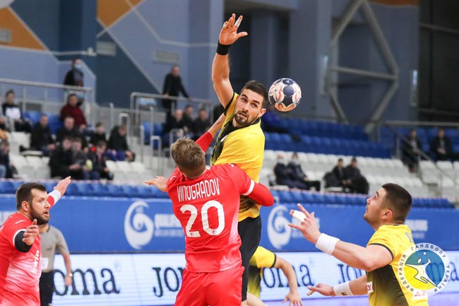Украинские гандболисты уступили россиянам во втором туре отбора на Евро-2022