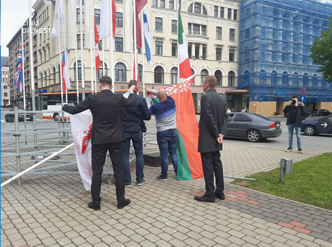 Мэр Риги распорядился снять флаги ИИХФ после письма Фазеля
