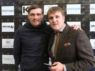 https://www.sportonline.ua/boxing/66030-aleksandr-usik-vyletaet-na-boj-s-dzhoshua-foto.html