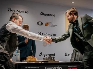 Карлсен и Непомнящий сыграли вничью в первой партии матча за шахматную корону