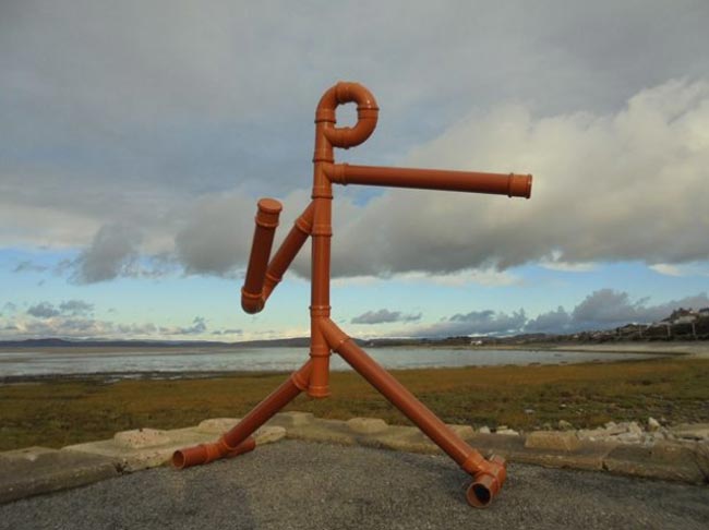 Первую в мире скульптуру Фьюри сделали из сливных труб (фото)