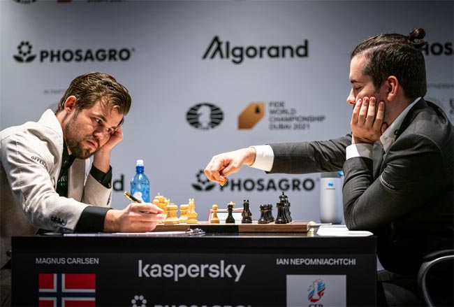 Карлсен обыграл Непомнящего в восьмой партии матча за шахматную корону