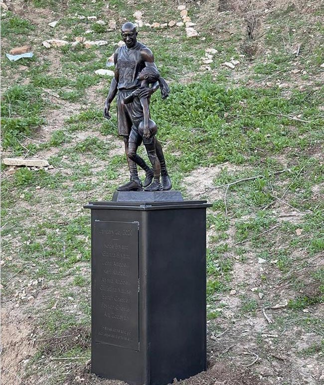 Коби Брайанту и его дочери установили памятник на месте крушения вертолёта в Калабасасе