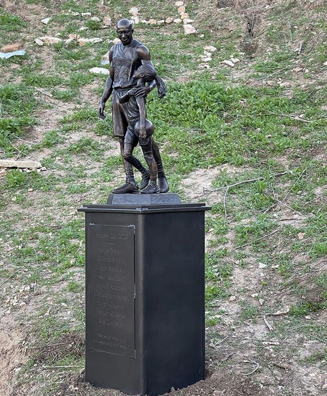 Статуи Коби Брайанта и его дочери больше не будет на месте крушения вертолёта