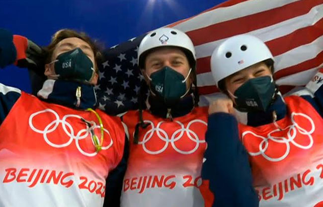 Олимпиада 2022. Американские лыжные акробаты выиграли в соревнованиях смешанных команд
