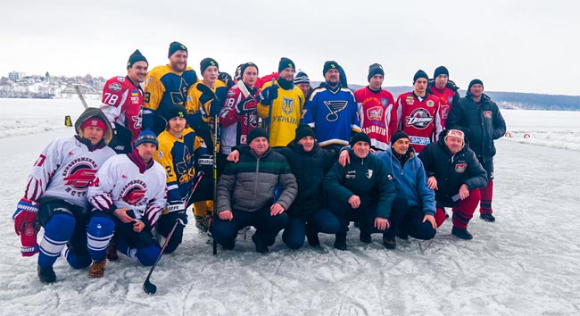 Игроки хоккейной Суперлиги Украины сыграли на открытом воздухе (Видео)