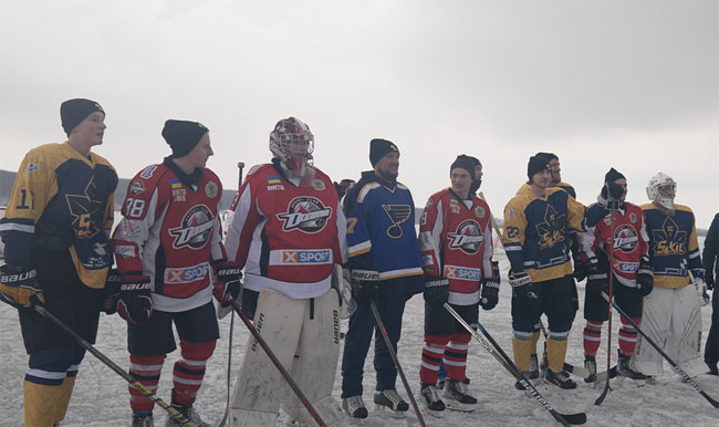 Игроки хоккейной Суперлиги Украины провели матч на замерзшем озере