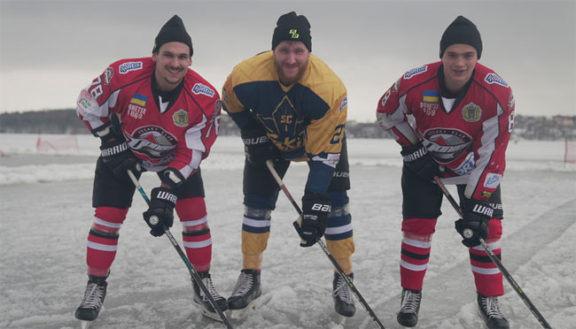Игроки хоккейной Суперлиги Украины провели матч на замерзшем озере
