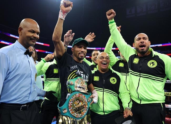Робсон Консейсао отобрал титул WBC у О'Шаки Фостера